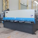 液壓鈑金切割機cnc剪切金屬板，金屬剪板機